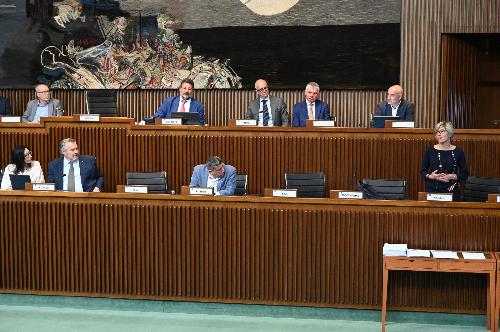 L'assessore regionale alle Finanze Barbara Zilli durante l'audizione della Commissione paritetica in Consiglio regionale