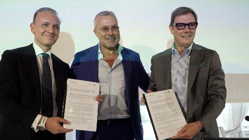 L'assessore regionale Sergio Emdio Bini (al centro) con il presidente di Finest (a destra) e di Sace (a sinistra) dopo la firma del memorandum 