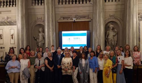L’assessore al Lavoro, formazione, istruzione, ricerca, università e famiglia Alessia Rosolen insieme alle aderenti all’Associazione imprenditrici e donne dirigenti d'azienda.