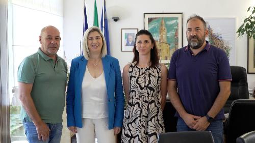 L'assessore regionale a Infrastrutture e territorio Cristina Amirante con il nuovo sindaco di Montereale Valcellina, Renato Borghese e i rappresnetanti del Comune