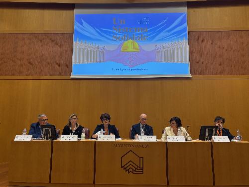 L'assessore regionale al Lavoro Alessia Rosolen con Dino Parelli ed Elena Dentesano, genitori di Lorenzo Parelli, al Festival internazionale della salute e sicurezza sul lavoro a Roma