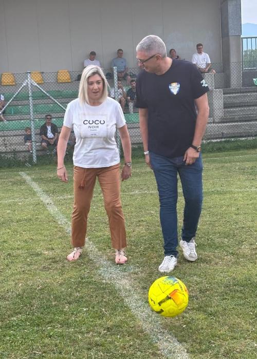 Il calcio d'inizio della finale 5+1