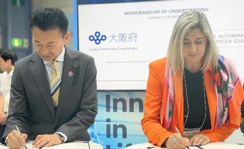 L'assessore regionale alle Infrastrutture e territorio Cristina Amirante con Katsuhiro Higashiguchi, direttore generale del Dipartimento Commercio, Industria e Lavoro della Prefettura di Osaka durante la cerimonia di firma del memorandum of understanding