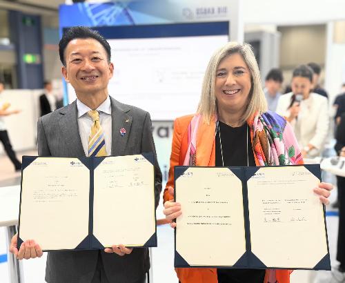 L'assessore regionale alle Infrastrutture e territorio Cristina Amirante con Katsuhiro Higashiguchi, direttore generale del Dipartimento Commercio, Industria e Lavoro della Prefettura di Osaka durante la cerimonia di firma del memorandum of understanding