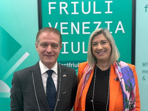 L'assessore regionale alle Infrastrutture e territorio Cristina Amirante con Giuliano Cola, console vicario d’Italia a Osaka