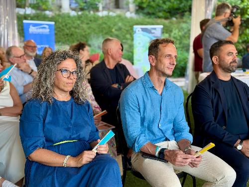 Il governatore Massimiliano Fedriga alla presentazione del numero estivo del trimestrale "Ies", assieme al vicesindaco di Trieste Serena Tonel
