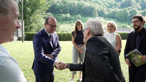 Il vicegovernatore Mario Anzil con ospiti e artisti presenti allâ€™inaugurazione della mostra No Place | No Time.