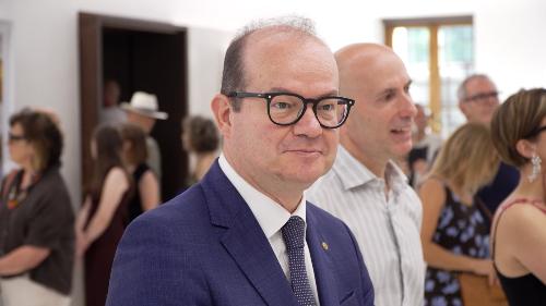 Il vicegovernatore Mario Anzil con ospiti e artisti presenti allâ€™inaugurazione della mostra No Place | No Time.