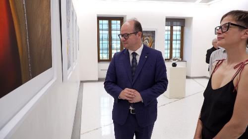 Un momento della cerimonia di inaugurazione della mostra No Place | No Time al Castello Ceconi, in Val dâ€™Arzino.