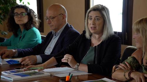 L'assessore regionale Cristina Amirante, prima da destra, durante la conferenza stampa nella sede della Regione a Pordenone