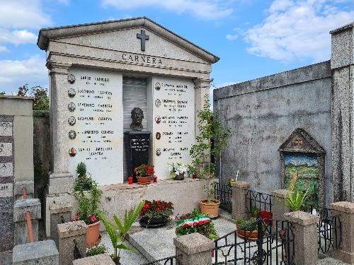 La tomba della famiglia Carnera, nel cimitero di Sequals, dove è sepolto anche il campione di pugilato Primo Carnera