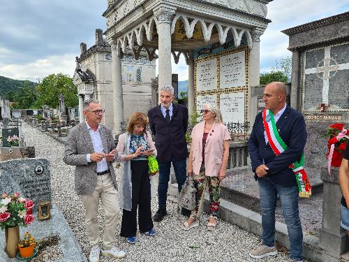A sinistra, l'assessore regionale Stefano Zannier alla cerimonia nel cimitero di Saequals