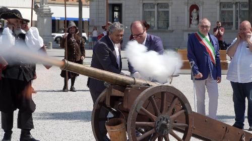 il vicegovernatore del Friuli Venezia Giulia con delega alla Cultura, Mario Anzil, durante lo sparo di un colpo di cannone dal torrione del Cannoniere che ha dato il via alle celebrazioni.