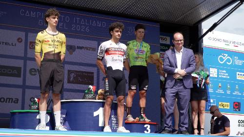 Il vicegovernatore del Friuli Venezia Giulia con delega allo Sport, Mario Anzil, alle premiazioni del Campionato italiano Gravel - GP Enzo Cainero.