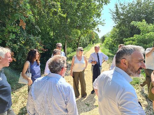 L'assessore regionale Cristina Amirante, al centro, durante il sopraluogo di un tratto dei cantieri della pista ciclabile realizzata da Lta tra Motta di Livenzia e San Vito al Tagliamento