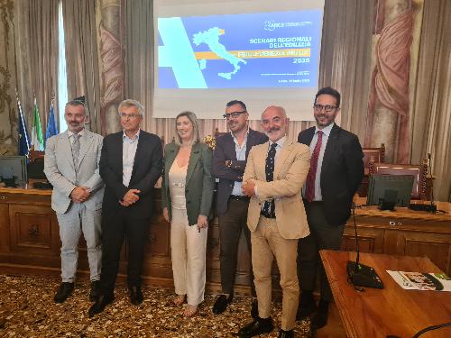 L'assessore Cristina Amirante con i relatori alla presentazione Osservatorio Ance Fvg