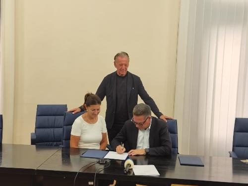 Il momento della sottoscrizione dell'accordo oggi a Trieste