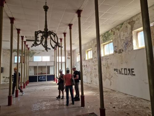 Gli spazi interni di uno degli edifici della caserma Vittorio Emanuele III di via Rossetti.
