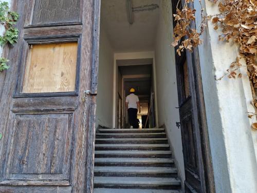 L'ingresso di un edificio.
