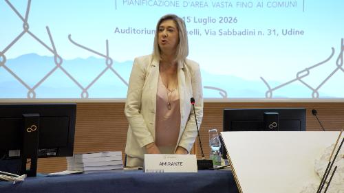 L'assessore regionale alle Infrastrutture e Territorio, Cristina Amirante, al convegno"Esercizi di futuro aperto. Una strategia per le aree militari dismesse del Friuli Venezia Giulia"