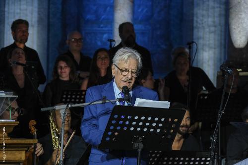 L'attore Giancarlo Giannini che con la sua voce ha letto i sette salmi dell'opera musicale (Foto Cozzarin)