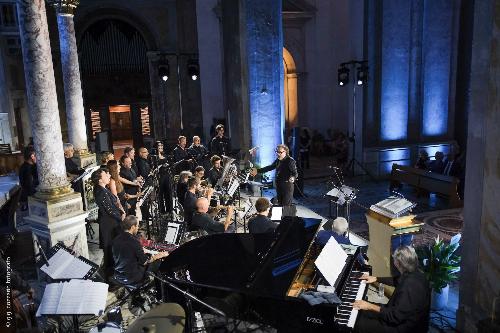 L'orchestra e le ensemble che ieri si sono esibite a Roma (Foto Cozzarin)