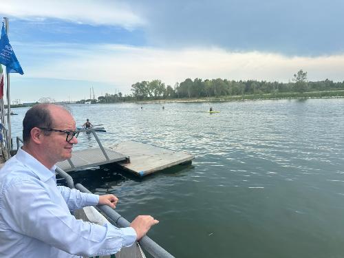 Il vicegovernatore con delega allo Sport, Mario Anzil, durante la gara della seconda prova del Circuito nazionale Canoagiovani.
