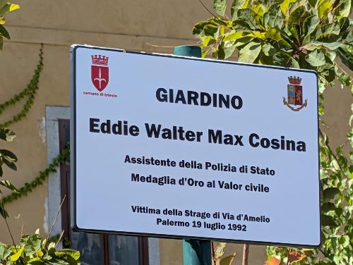 La targa scoperta in via Montorsino, a Trieste, alla memoria dell'assistente della Polizia di Stato Eddie Walter Max Cosina.