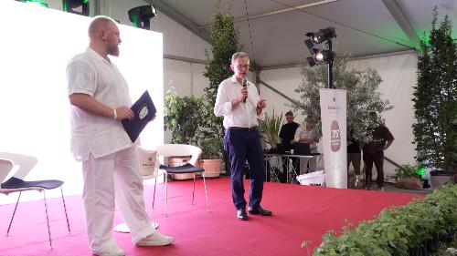 L'assessore regionale alle Risorse agroalimentari, forestali e ittiche Stefano Zannier alla cerimonia per i 75 anni di fondazione della Cantina Rauscedo