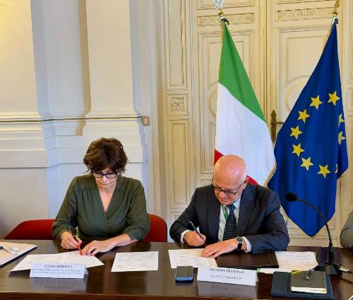 Il protocollo fimato dall'assessore al Lavoro Alessia Rosolen e dal prefetto di Trieste Giuseppe Petronzi.