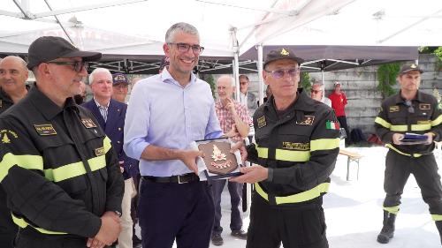 Un riconoscimento consegnato dai vertici dei Vigli del fuoco di Pordenone all'assessore regionale Pierpaolo Roberti