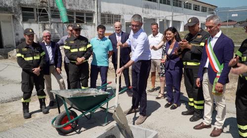 L'assessore Pierpaolo Roberti partecipa alla posa della prima pietra nel cantiere
