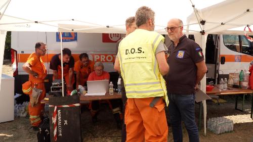 L'assessore regionale Riccardo Riccardi (a destra nella foto) in visita alla base operativa antincendio allestita a Padriciano a pochi metri dalla Casa Ieralla