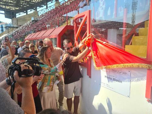 Il momento della scopertura della targa allo stadio rocco di Trieste