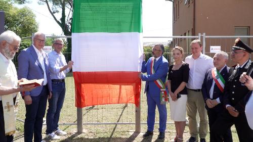 L’assessore regionale alla Sicurezza Pierpaolo Roberti e il presidente del Consiglio regionale Mauro Bordin assieme ai rappresentanti delle istituzioni, alla cerimonia di avvio dei lavori per la realizzazione della caserma dei Carabinieri, che sorgerà al posto dell’ex scuola elementare, ormai in disuso.