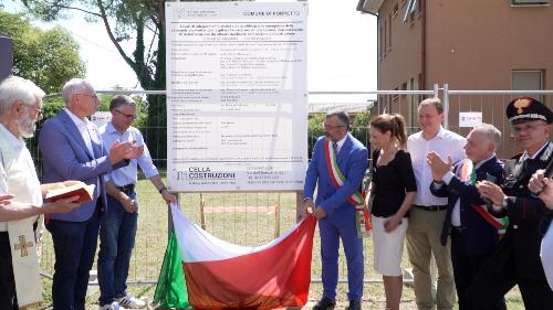 L’assessore regionale alla Sicurezza Pierpaolo Roberti e il presidente del Consiglio regionale Mauro Bordin assieme ai rappresentanti delle istituzioni, alla cerimonia di avvio dei lavori per la realizzazione della caserma dei Carabinieri, che sorgerà al posto dell’ex scuola elementare, ormai in disuso.