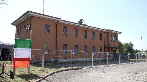 L'ex scuola elementare di Castello di Porpetto che sarà abbattuta per realizzare la nuova stazione dell'Arma