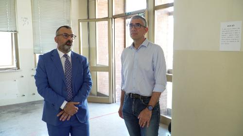 L'assessore Pierpaolo Roberti e il sindaco di Porpetto Andrea Dri nell'ex scuola elementare che sarà abbattuta per realizzare la nuova stazione dei Carabinieri