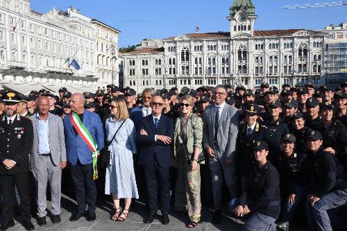 Le autorità con gli allievi agenti della Polizia di Stato