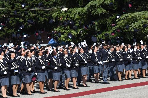 L'emozionante lancio del cappello dei nuovi agenti di Polizia che ha chiuso la cerimonia.