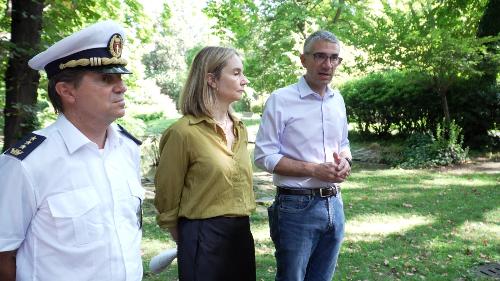 L'assessore regionale alla Sicurezza Pierpaolo Roberti (a destra) nel corso della conferenza stampa del Comune di Trieste, rappresentato dall'assessore alle Politiche della Sicurezza Caterina de Gavardo, per la presentazione delle azioni pianificate grazie al contributo regionale annuale di 300mila euro.