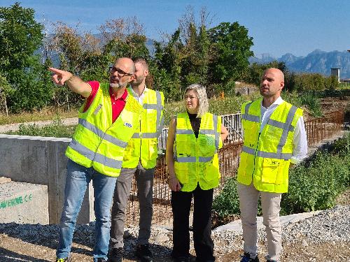 L'assessore regionale Cristina Amirante in un momento del sopralluogo nel cantiere dell'ex pista carri tra Roveredo, Aviano e San Quirino