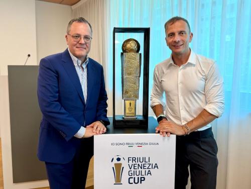 Fedriga e Collavino posano a fianco della coppa  creata per l'occasione dal maestro Giorgio Celiberti.