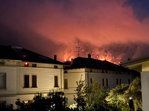 Le fiamme vicino agli abitati nella notte