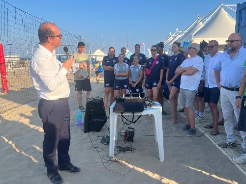 Il vicegovernatore Mario Anzil all'inaugurazione dei nuovi campi da beach volley all'Ufficio 6 di Lignano Sabbiadoro