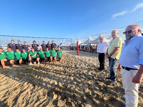 Il vicegovernatore Anzil, il presidente di LisaGest Falcone, il consigliere comunale Massimo Brini con le atlete e dirigenza della CDA Talmassons 