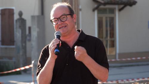 Il vicegovernatore Mario Anzil alle premiazioni della gara di triathlon del boscaiolo alla festa di Rivignano