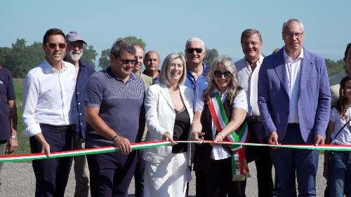 Il taglio del nastro del corridoio ecologico di Muzzana del Turgnano con lâ€™assessore Cristina Amirante.