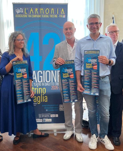 L'assessore Roberti (a destra) alla presentazione della 42esima stagione del Teatro in dialetto triestino organizzata da L’Armonia Aps