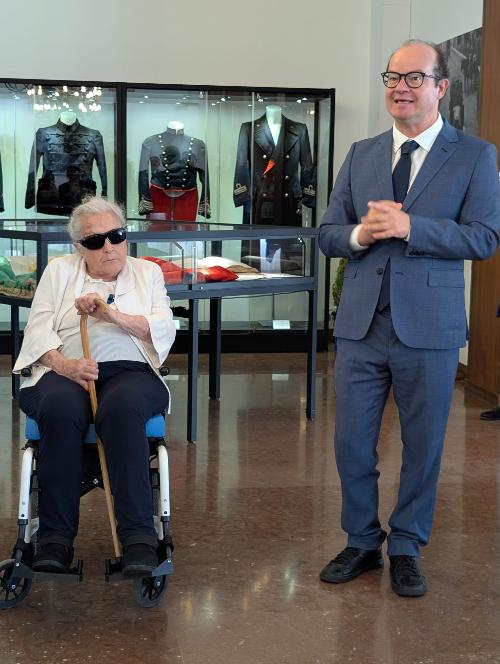 Il vicegovernatore della Regione Mario Anzil con la Medaglia d'Oro Paola Del Din.